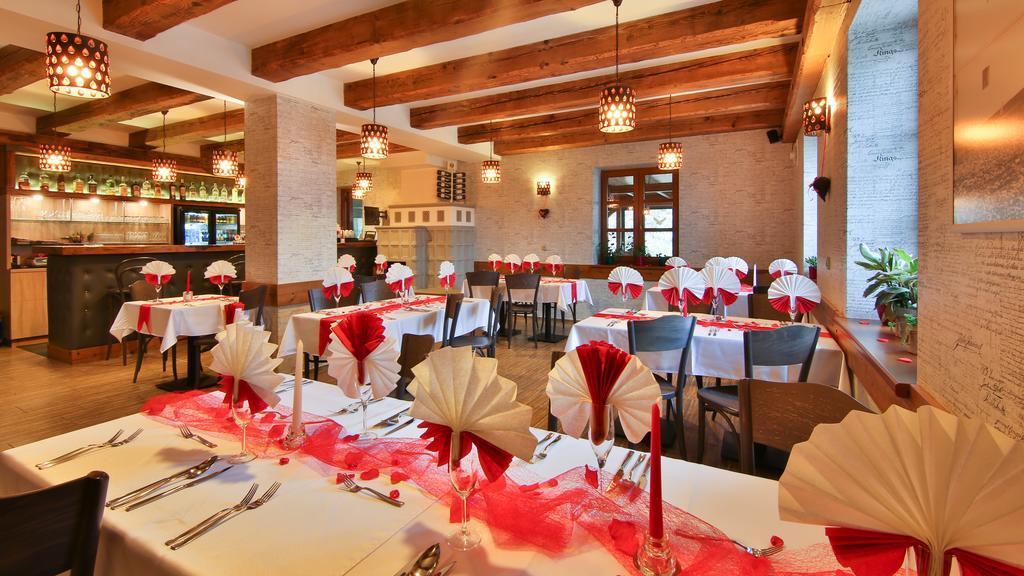 Restaurace A Penzion Bludovecek Екстериор снимка